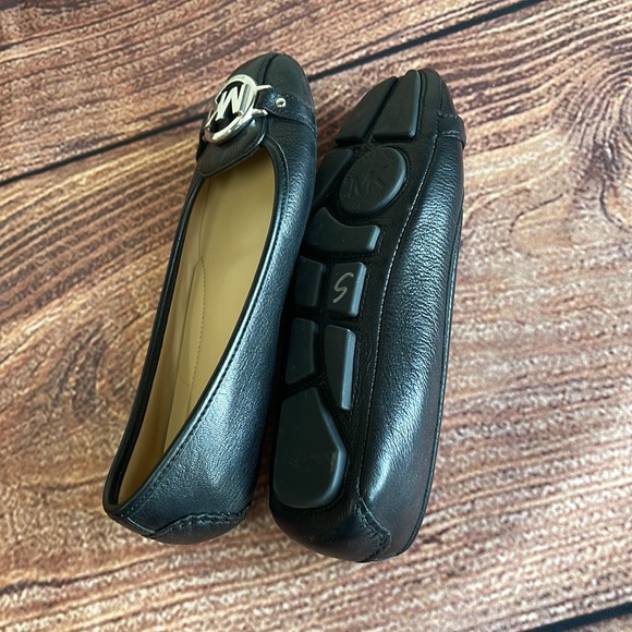 (NWOT T) Michael Kors Shoes Size 6. - Picture 3 of 5